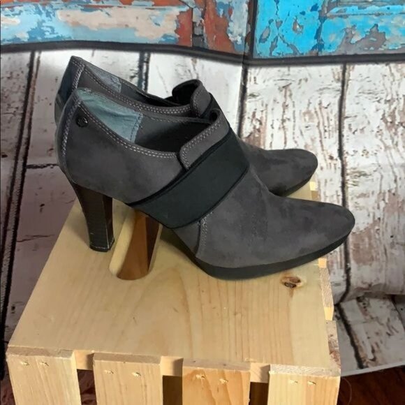 Dana Bachman Womans 8.5M Gray with Black Stripe Suede 3" Heels - Picture 4 of 8